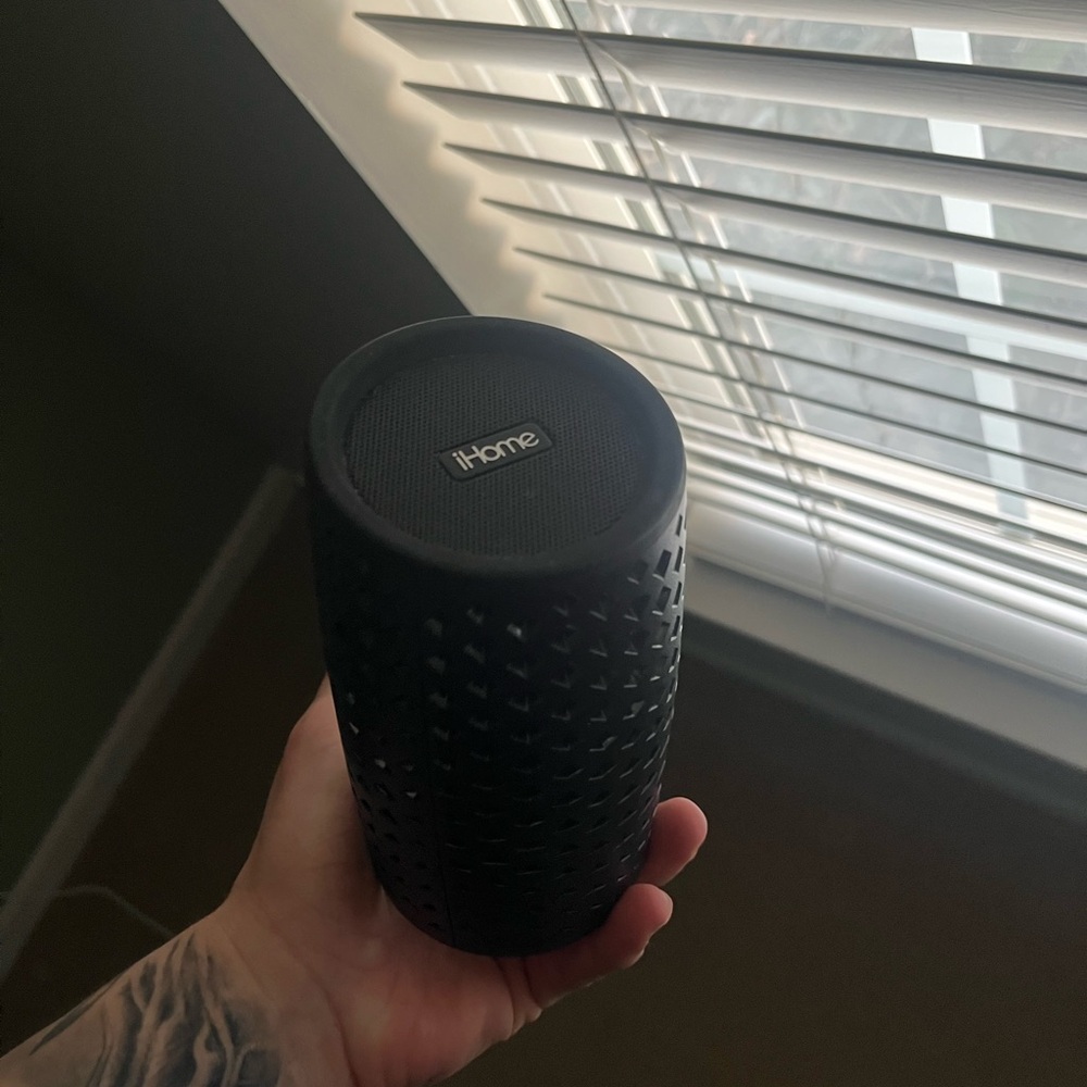 iHome Black Portable Speaker - Picture 3 of 4